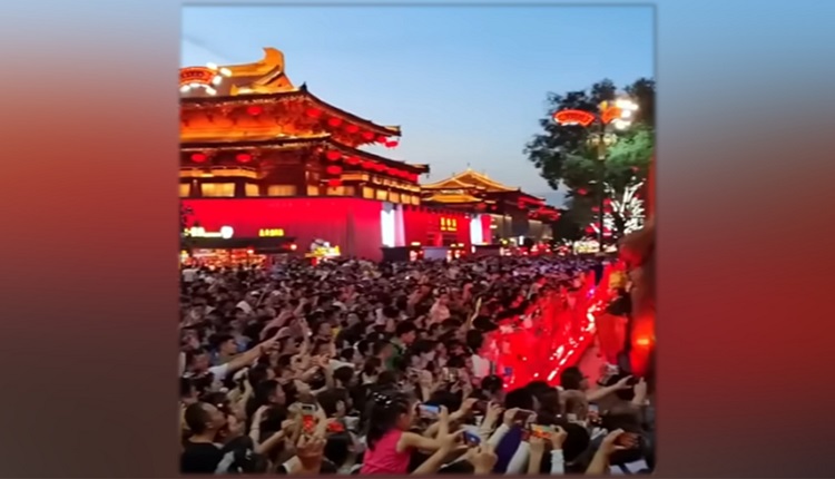 陕西西安的知名景点“大唐不夜城”游客爆棚