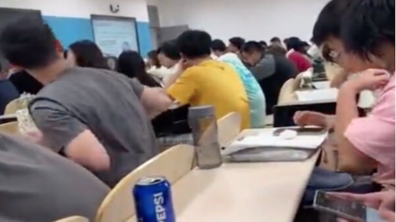 西安大学生课堂抗议强制学习马克思理论