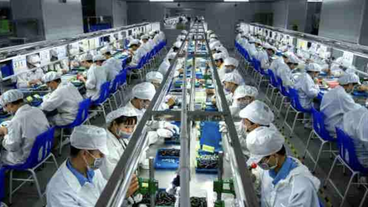 中國一家工廠車間工人正在工作
