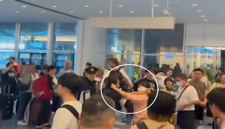 两位中国大妈9月14日在东京羽田机场互薅头发