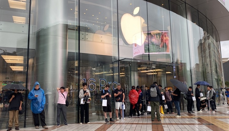苹果iPhone16开卖 中国民众排队人数多