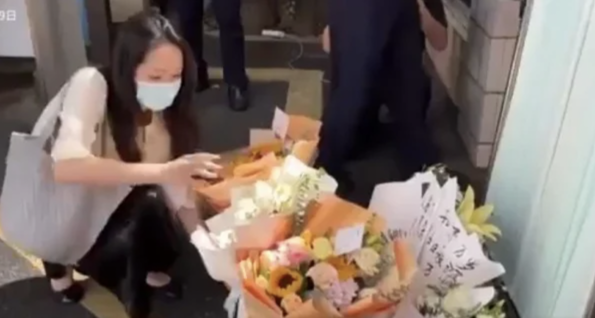 深圳日本人学校10岁男童上学途中遇刺身亡，深圳市民自发前往献花