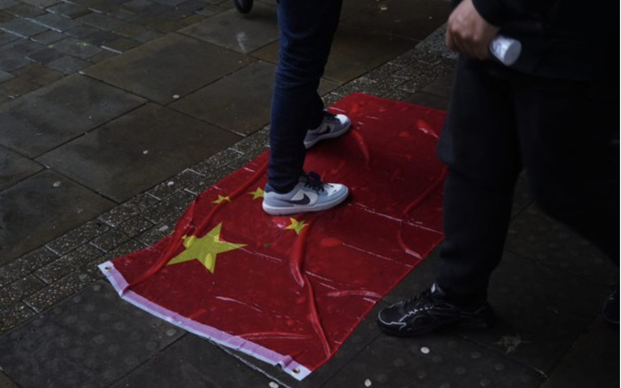 香港示威者邀请路人踩踏中共五星旗