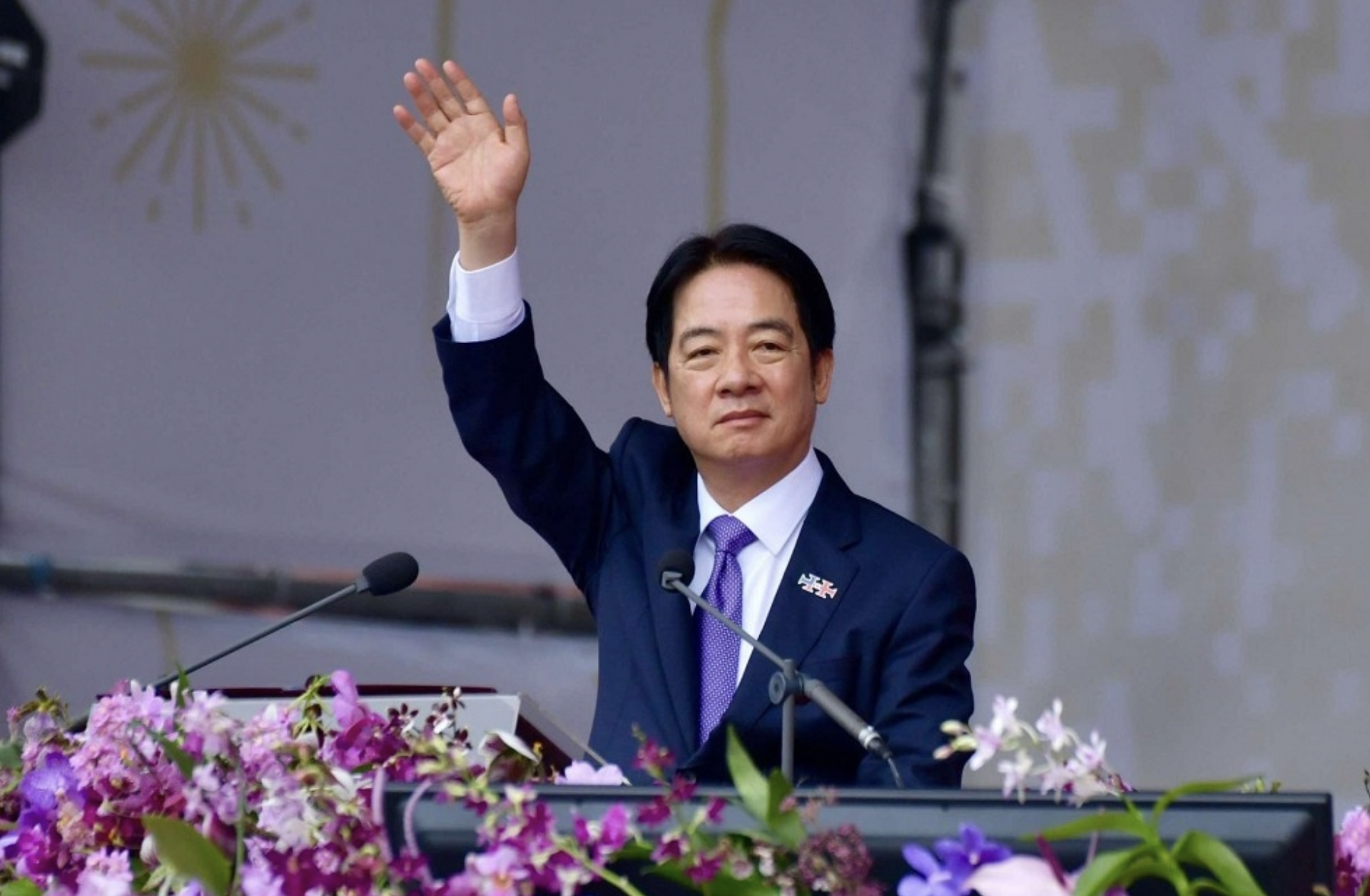 迈入第9年执政的民进党，已经更能自信地融入中华民国这个身躯里面