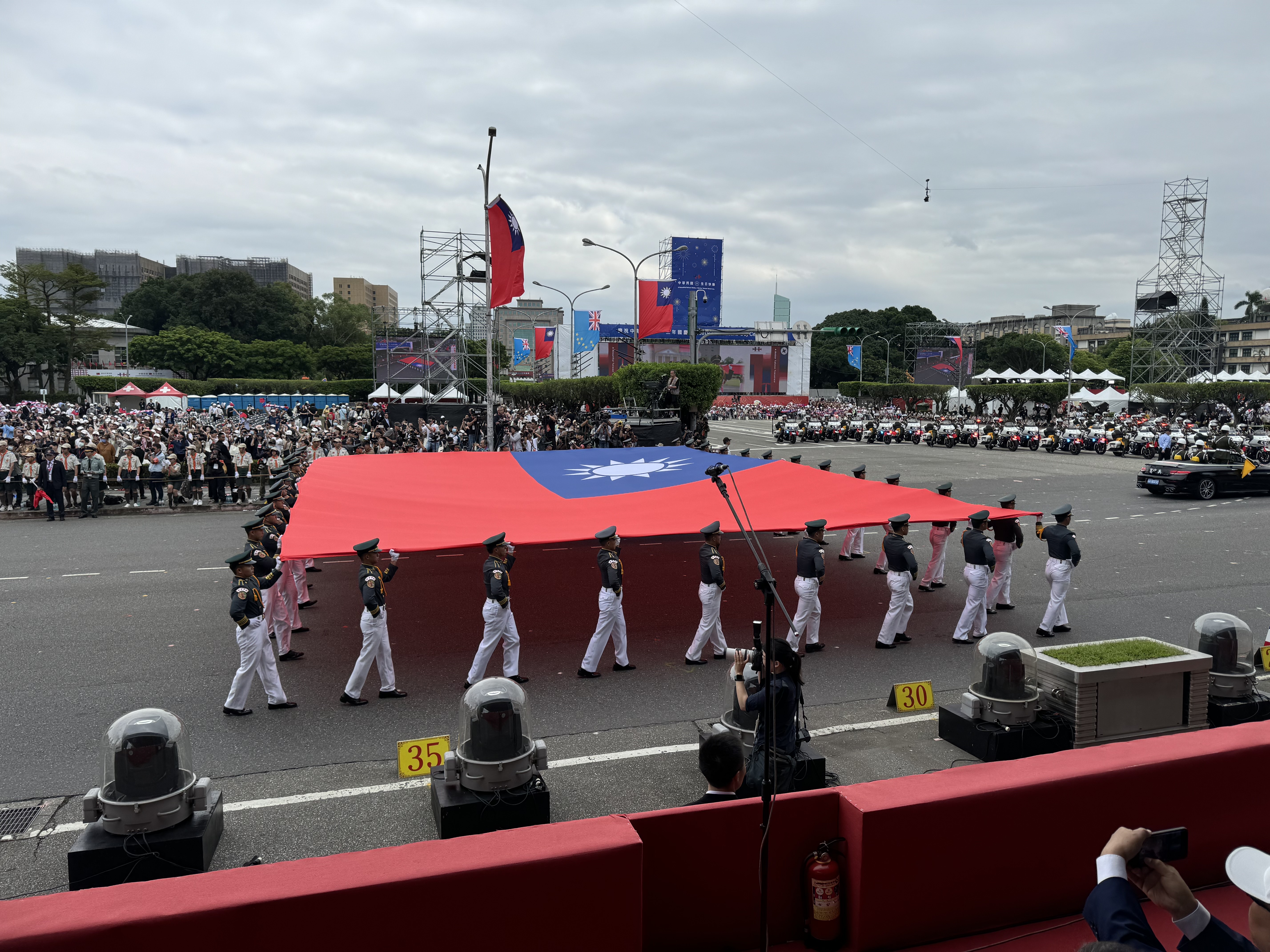 由台灣軍人抬起巨型青天白日滿地紅旗入場（看傳媒）
