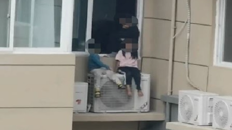 河南夫妻吵架将孩子放在23楼的外挂机上
