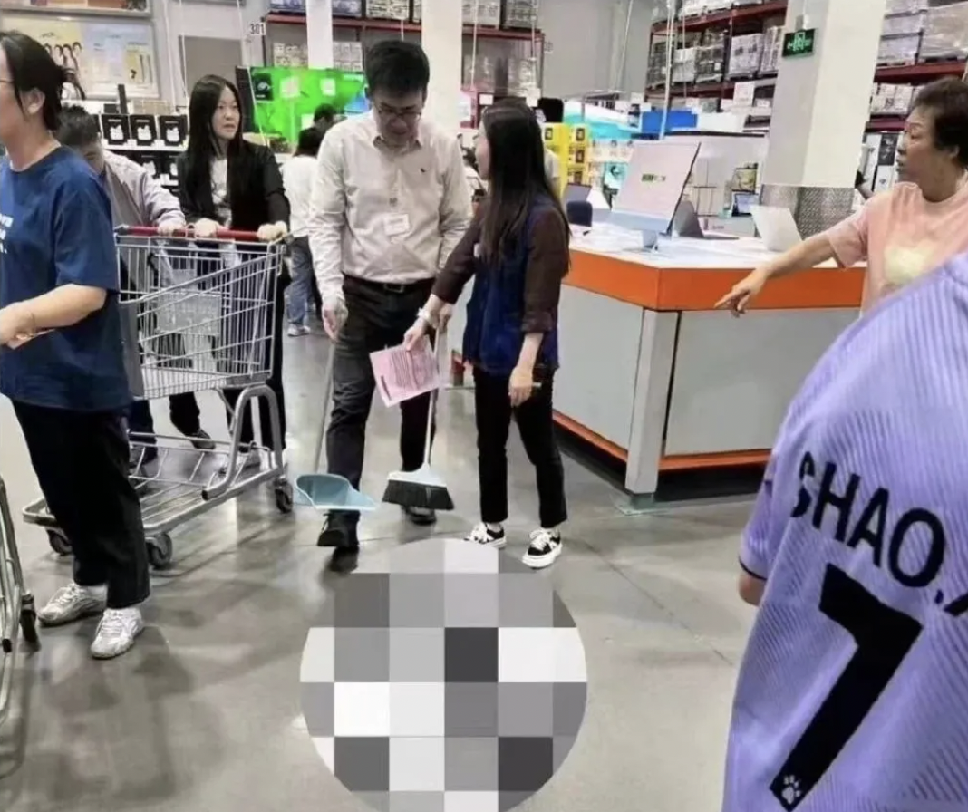 十一期間上海開市客閔行店內一位顧客在蘋果電腦櫃檯前拉屎慶祝國慶
