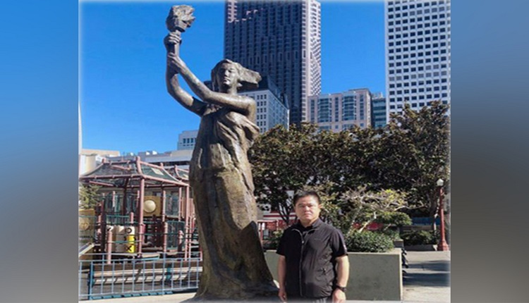 李传良2020年8月16日在美国旧金山中国民主女神像旁留影
