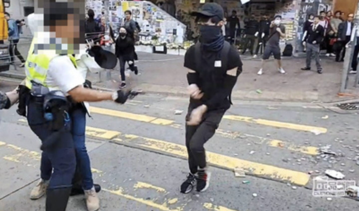 2019年11月西湾河开枪事件，警员向“熊仔饼”周柏均开枪射击前瞬间的情景