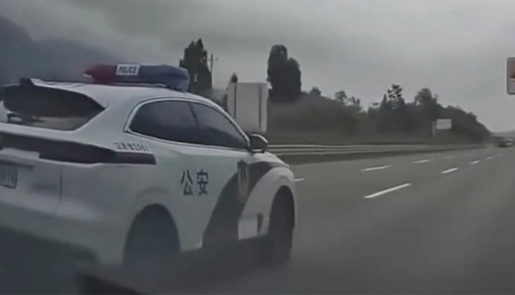 货车侧翻后与警爆冲突 湖北司机上警车后死亡