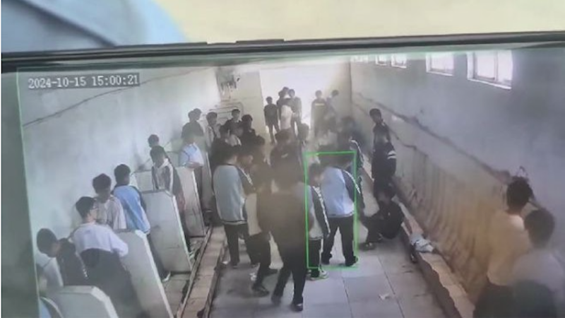 山东14岁学生在校内厕所被霸凌致骨折