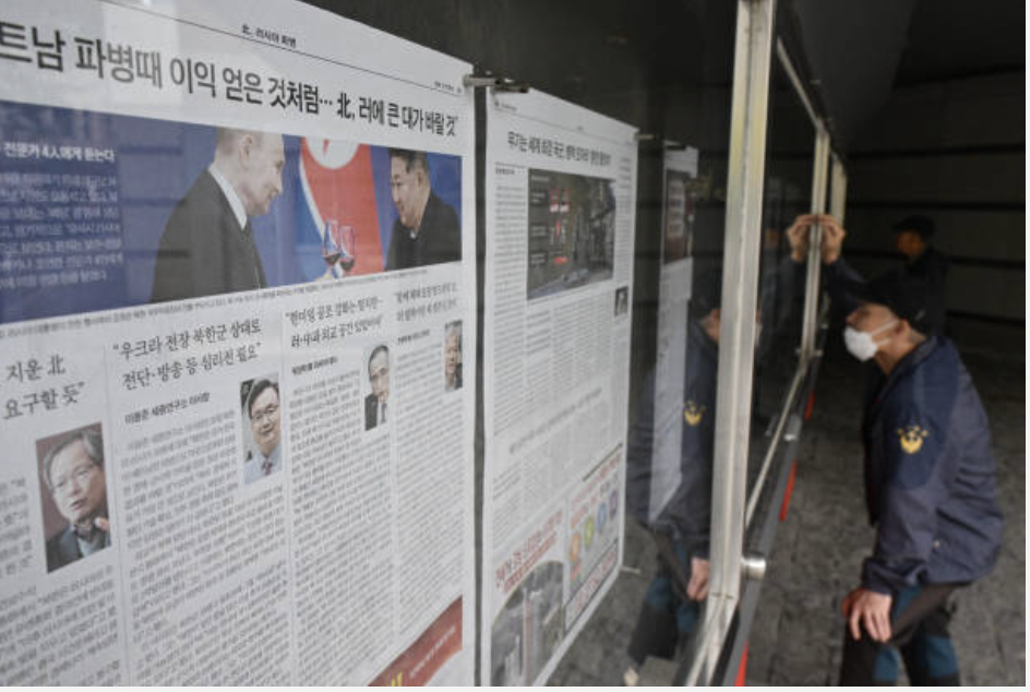 一名韓國民眾在首爾觀看朝鮮派兵參加俄烏戰爭的新聞