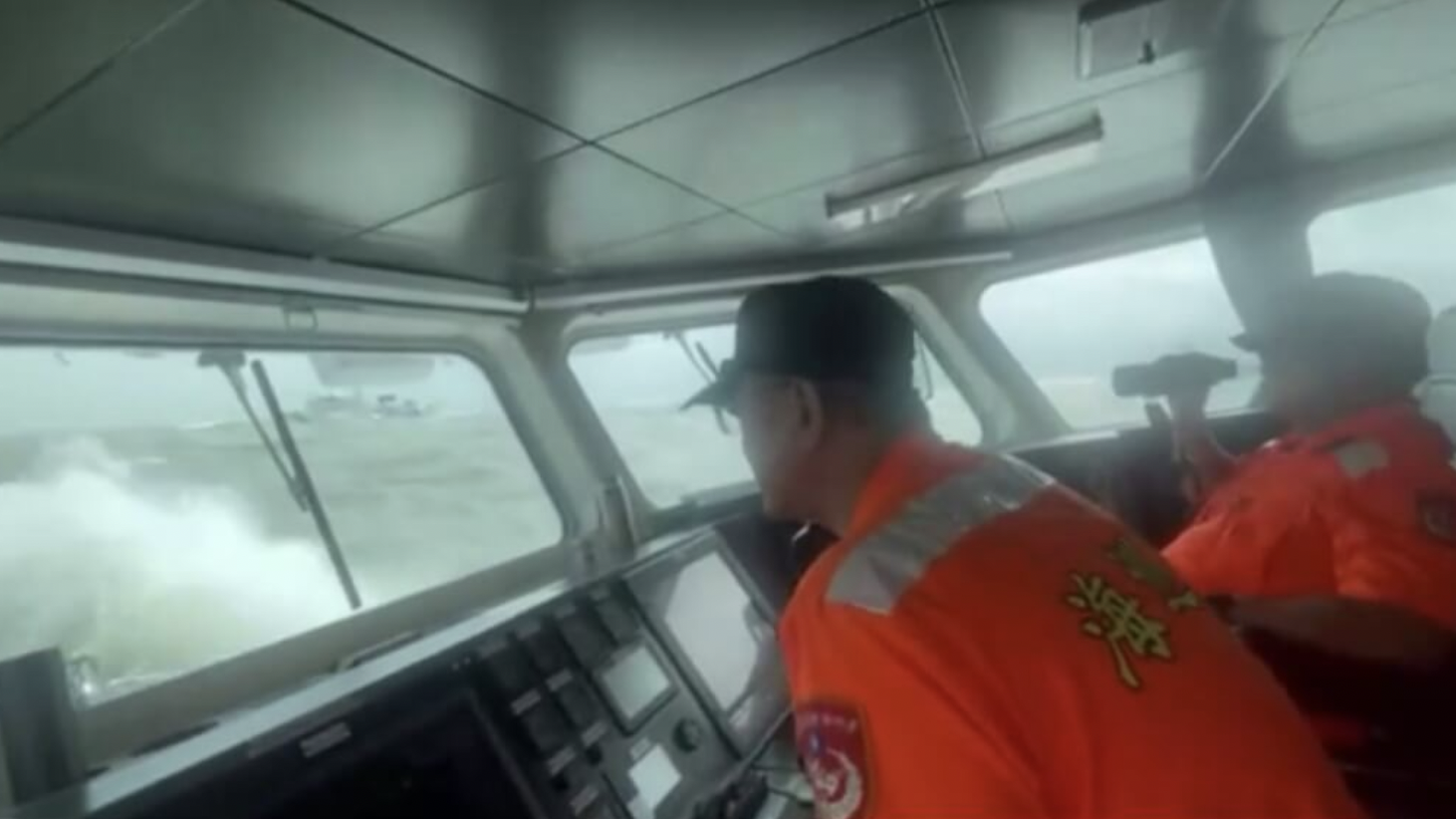 中国海警船航入限制水域